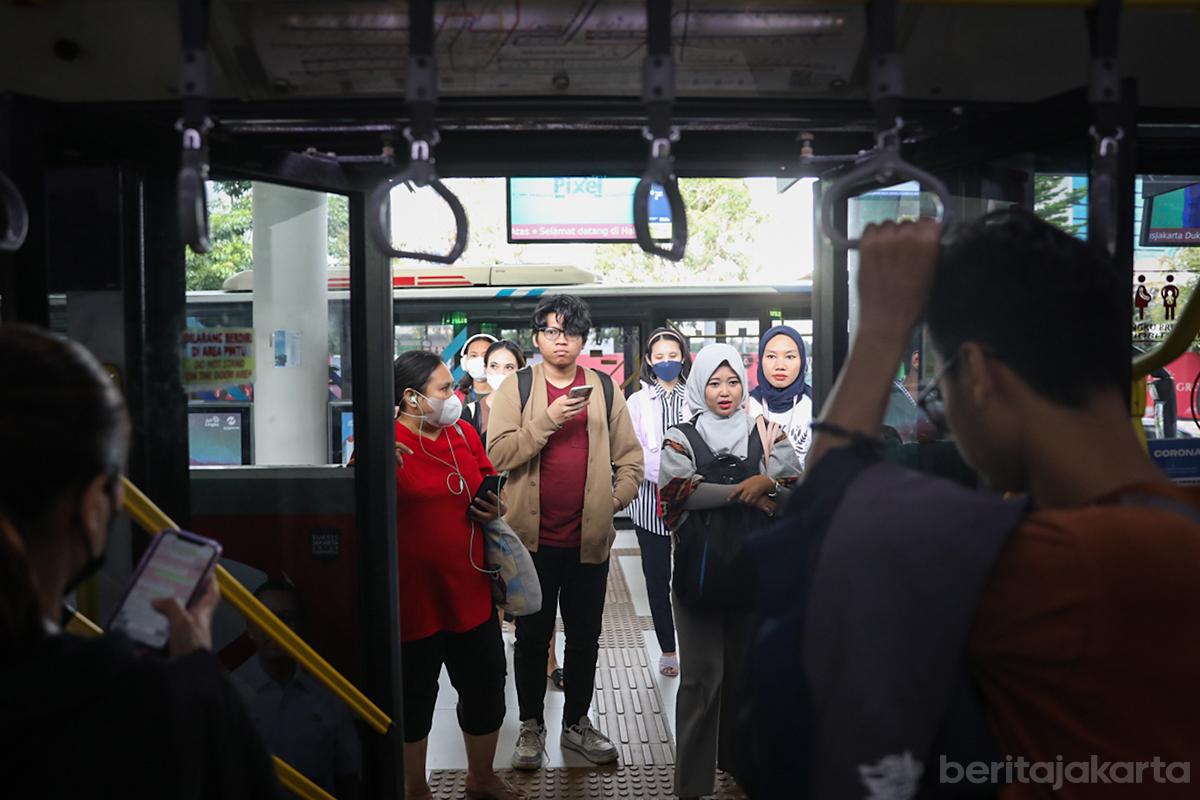 Penumpang transjakarta jati4