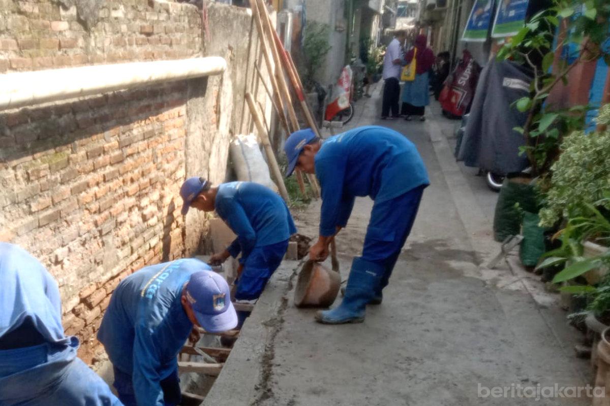 Sudin SDA Jakpus Normalisasi Dua Saluran di Karang Anyar