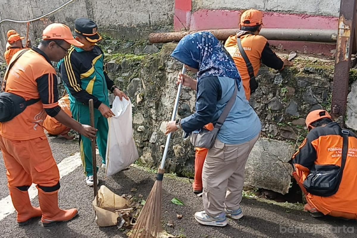 PPSU Bantu bersih Vihara Viriya Bala Pekayon