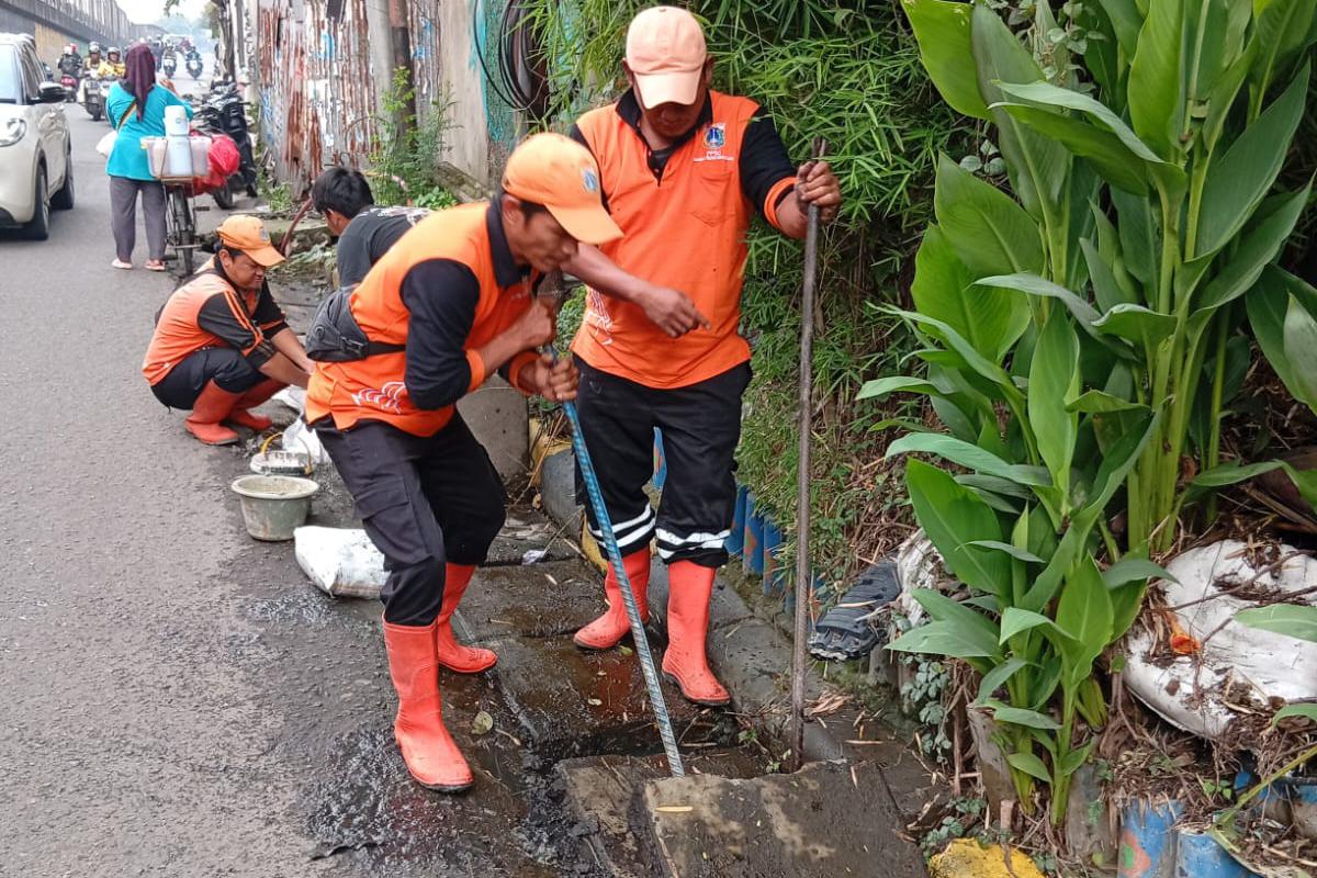 Pengurasan saluran arjuna utara ist