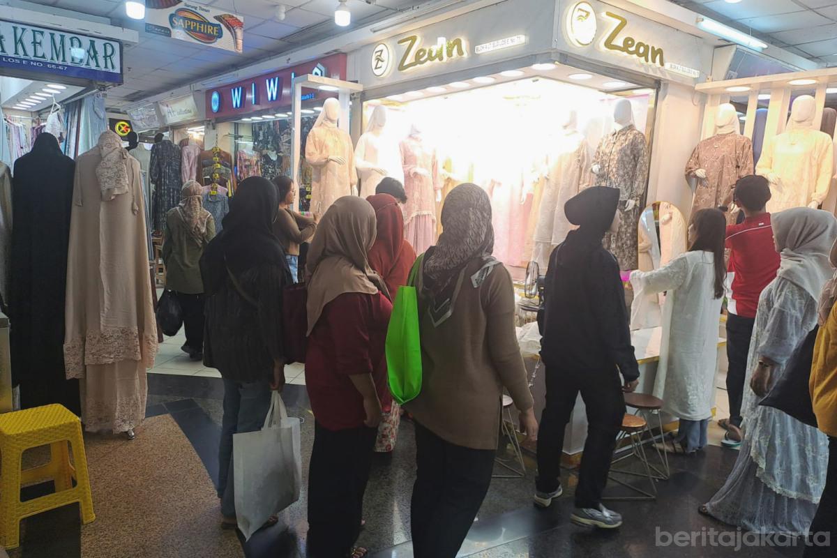 Pembeli dipasar tanah abang ramai