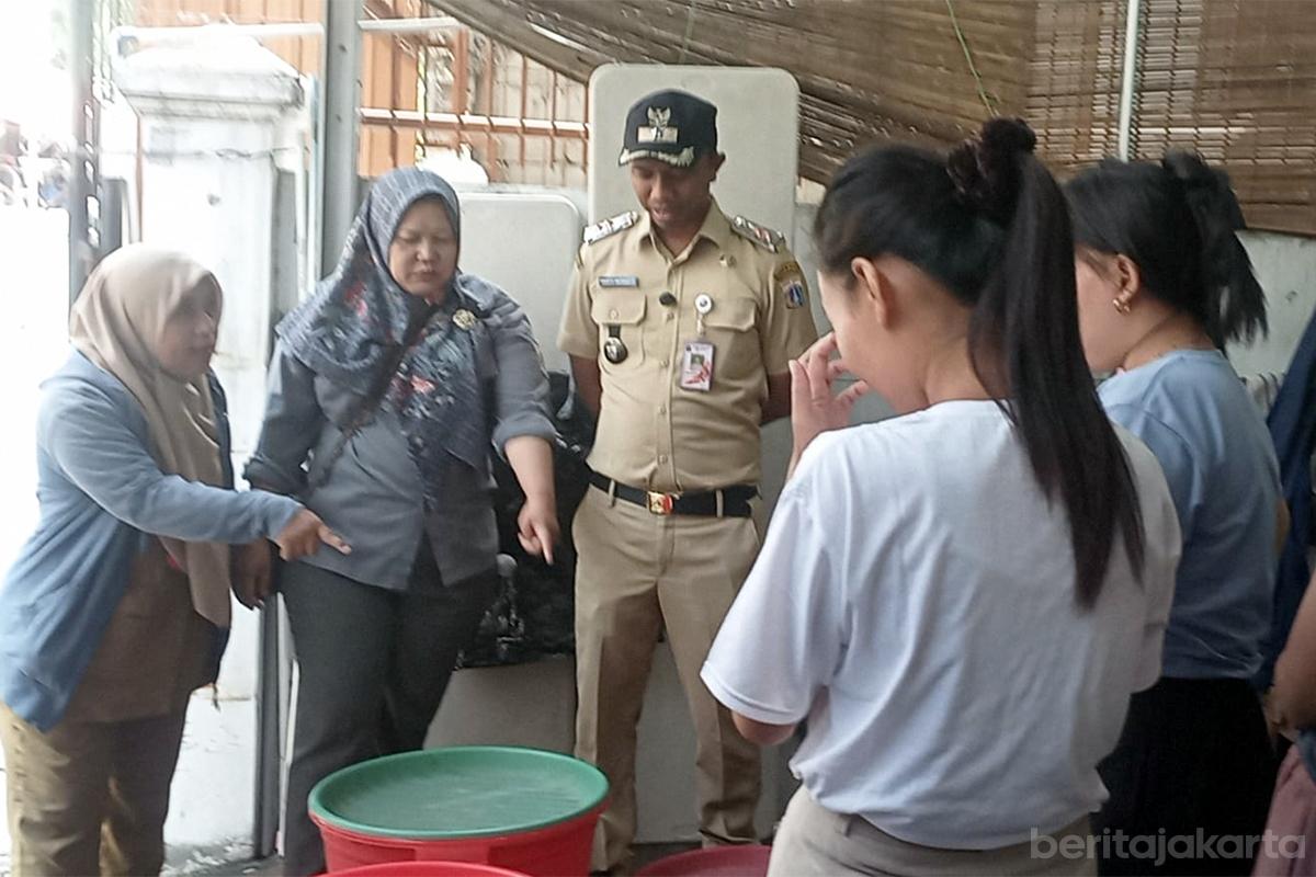 Pelaku UMKM Jelambar pilah sampah budi
