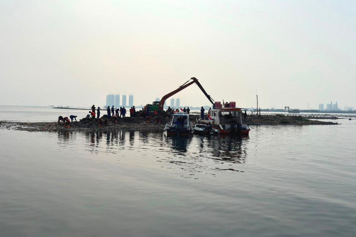 Pembersihan Sampah Pesisir Muara Angke Diintensifkan