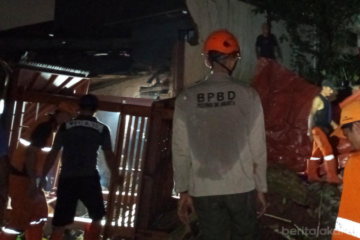 Tembok rumah roboh pejaten tiyo