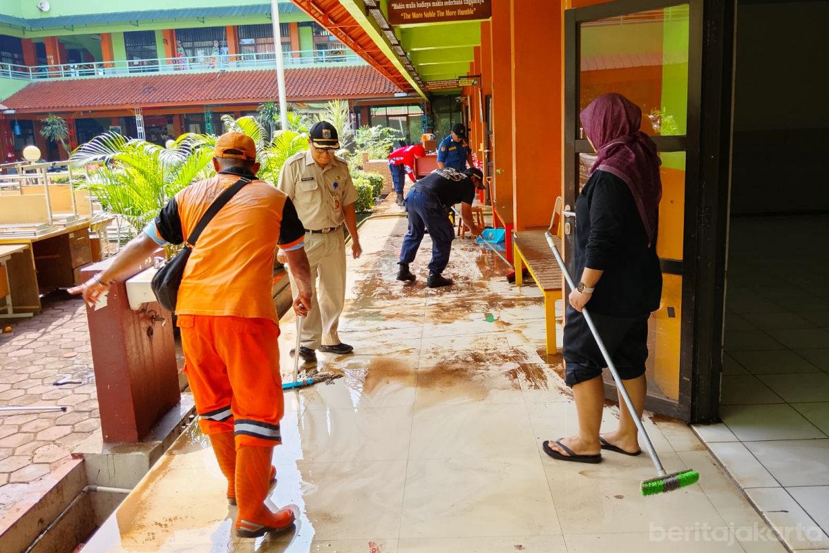 Puluhan Personel Gabungan Bersih bersih SMAN 99 Cibubur