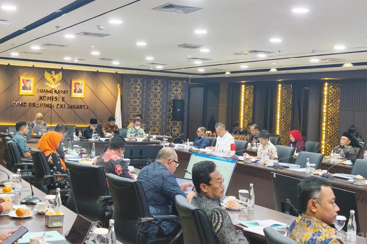 Rapat komisi e fakhri