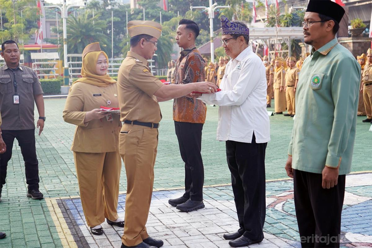 Walikota jaksel syafrin liputo pembagian bendera merahputih tiyo2