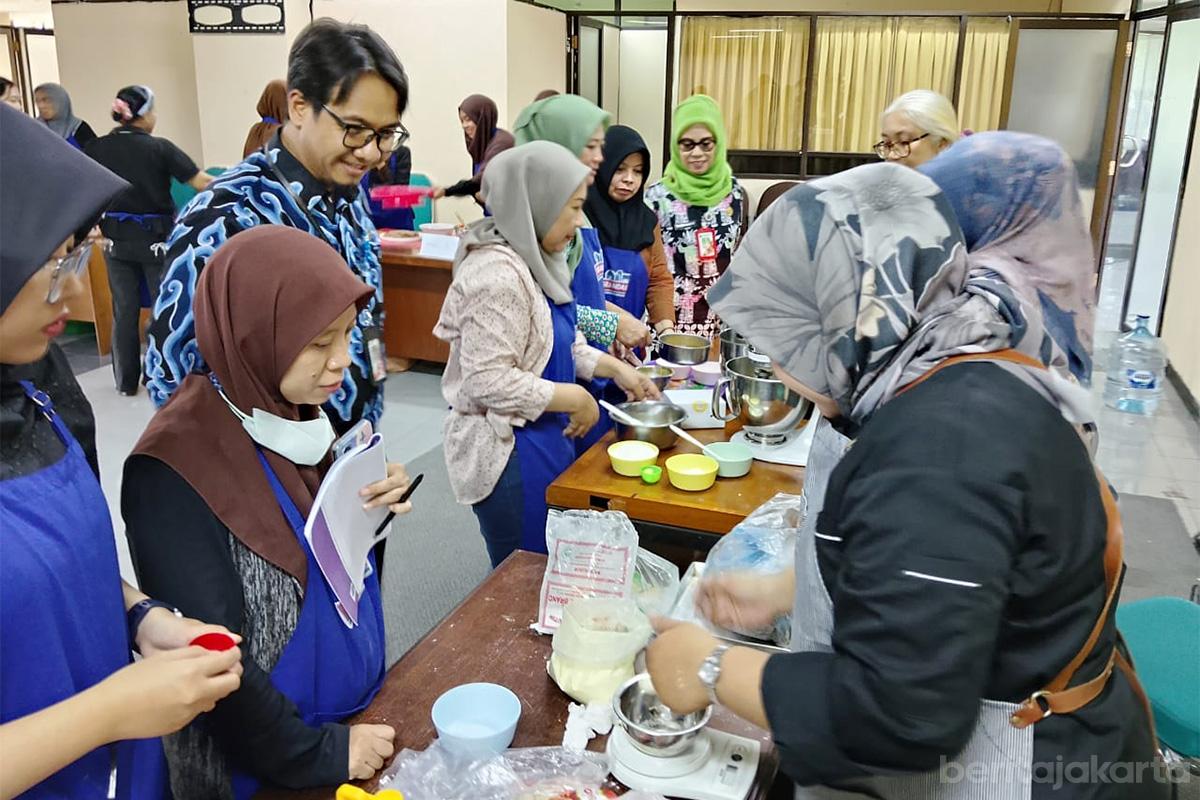 Pelatihan membuat kue Sudin Nakertransgi Jaktim nur