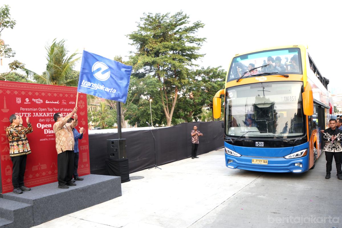 Peresmian Open Top Tour Of Batavia otoy