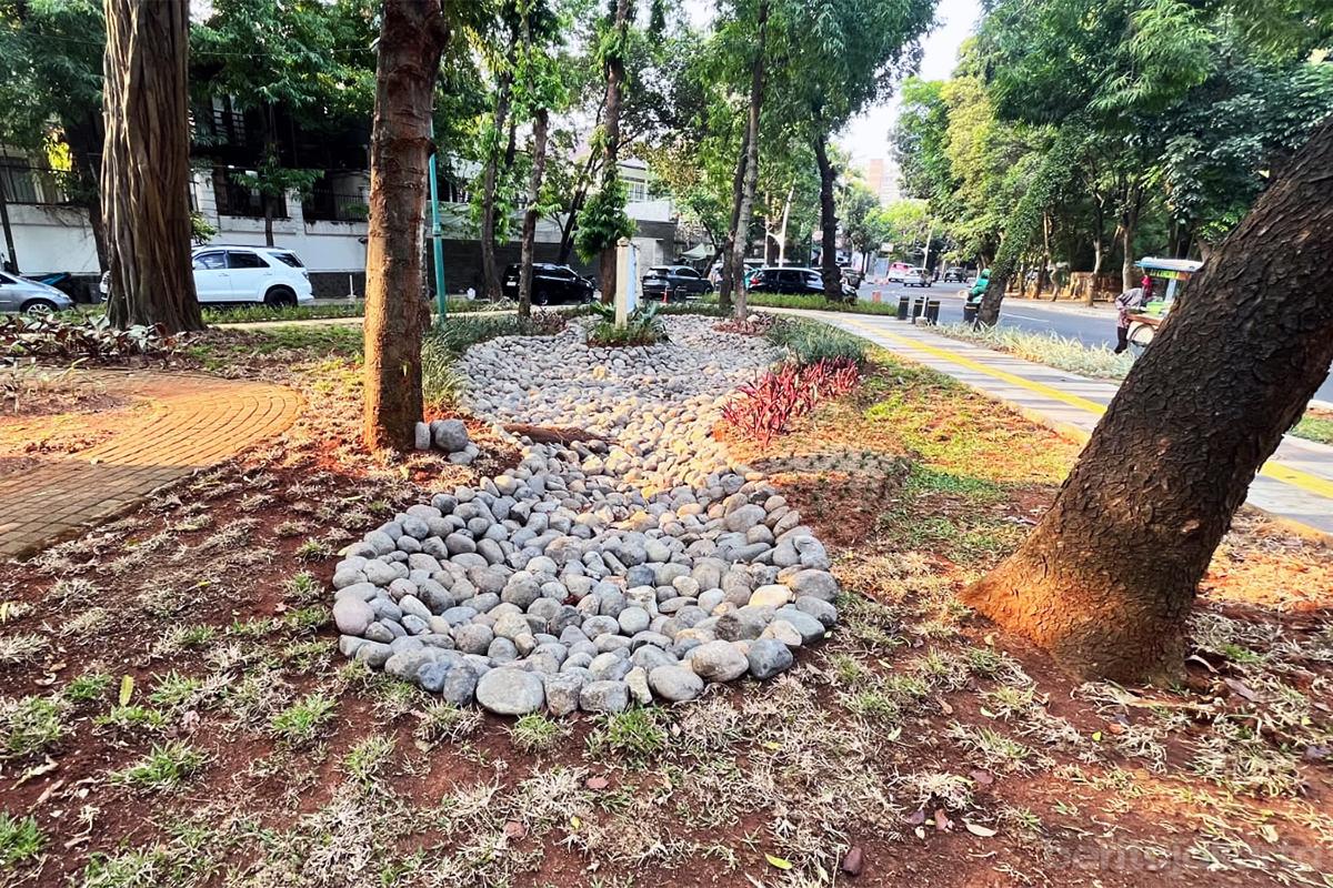 Rain garden Taman Wisma Angkasa di Jalan Wijaya II tiyo