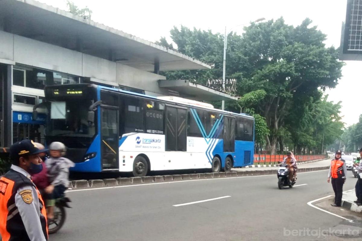Hari Pertama Kerja, ASN Jaktim Gunakan Transport Umum