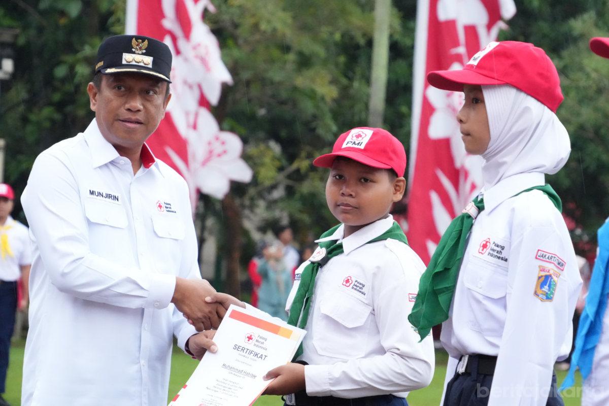 6.000 Anggota PMR Jaktim Dilantik   Total ada 6.000 PMR Mula, Madya dan Wira yang dilantik hari ini