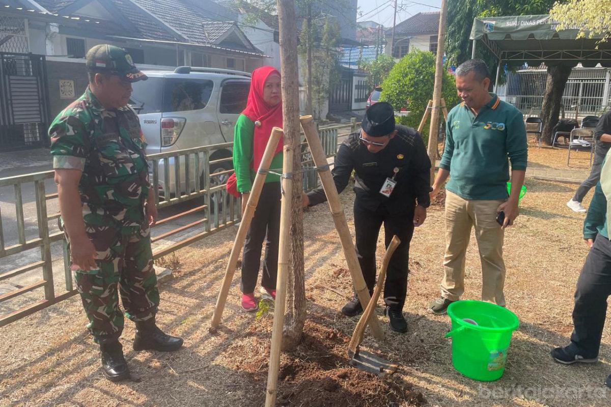 Suku Dinas Tamhut Jakbar Tanam 649 Pohon Pelindung
