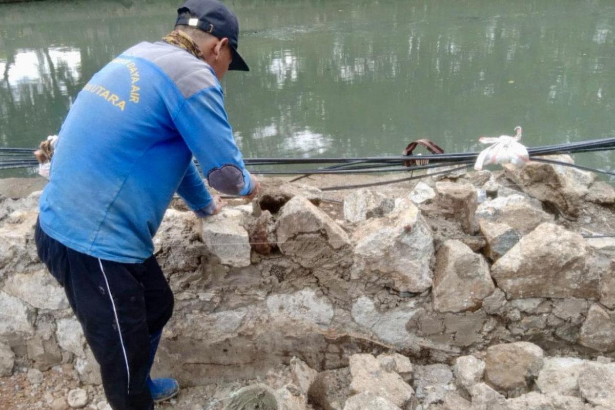 Peninggian turap kali sunter anita