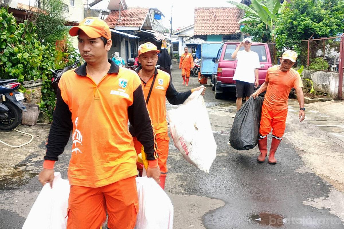 Puluhan Personel Gabungan Keja Bakti di RW 04 Kebon Manggis