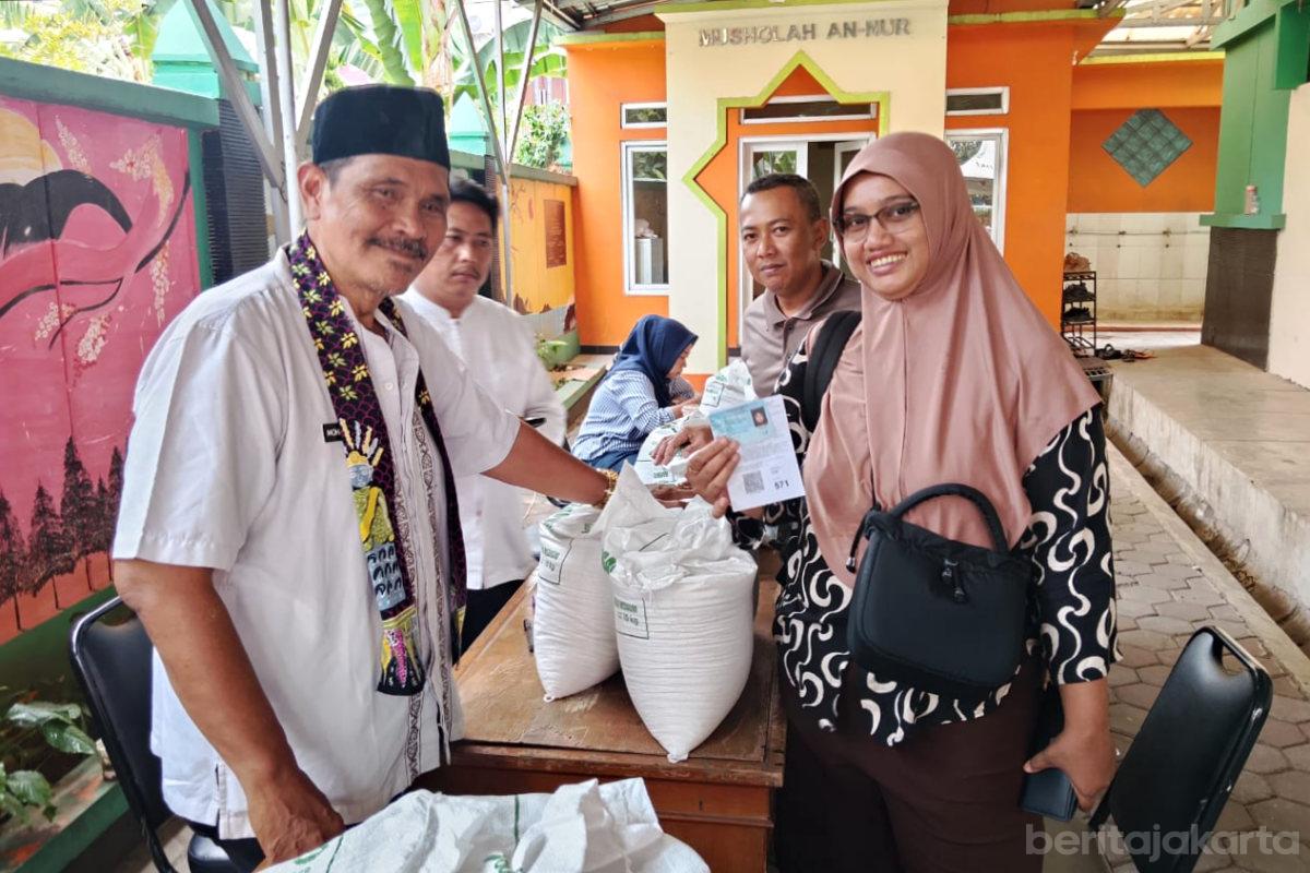 1.317 Warga Munjul Terima Bantuan Pangan Gratis