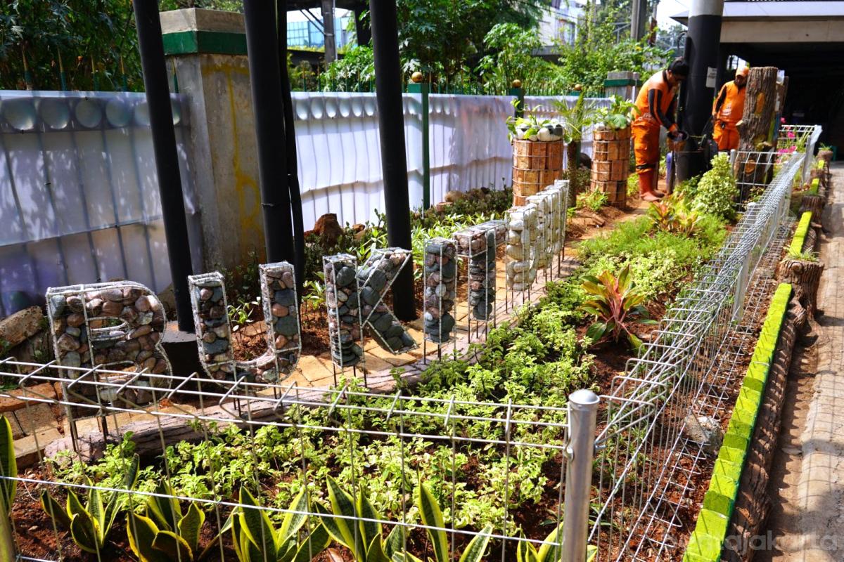 Taman stasiun tebet tiyo