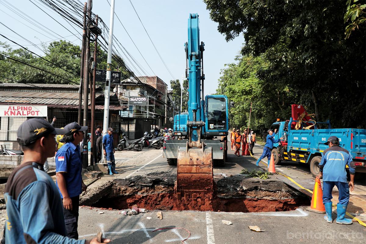 Penanganan Jalan Amblas Lenteng Agung otoy