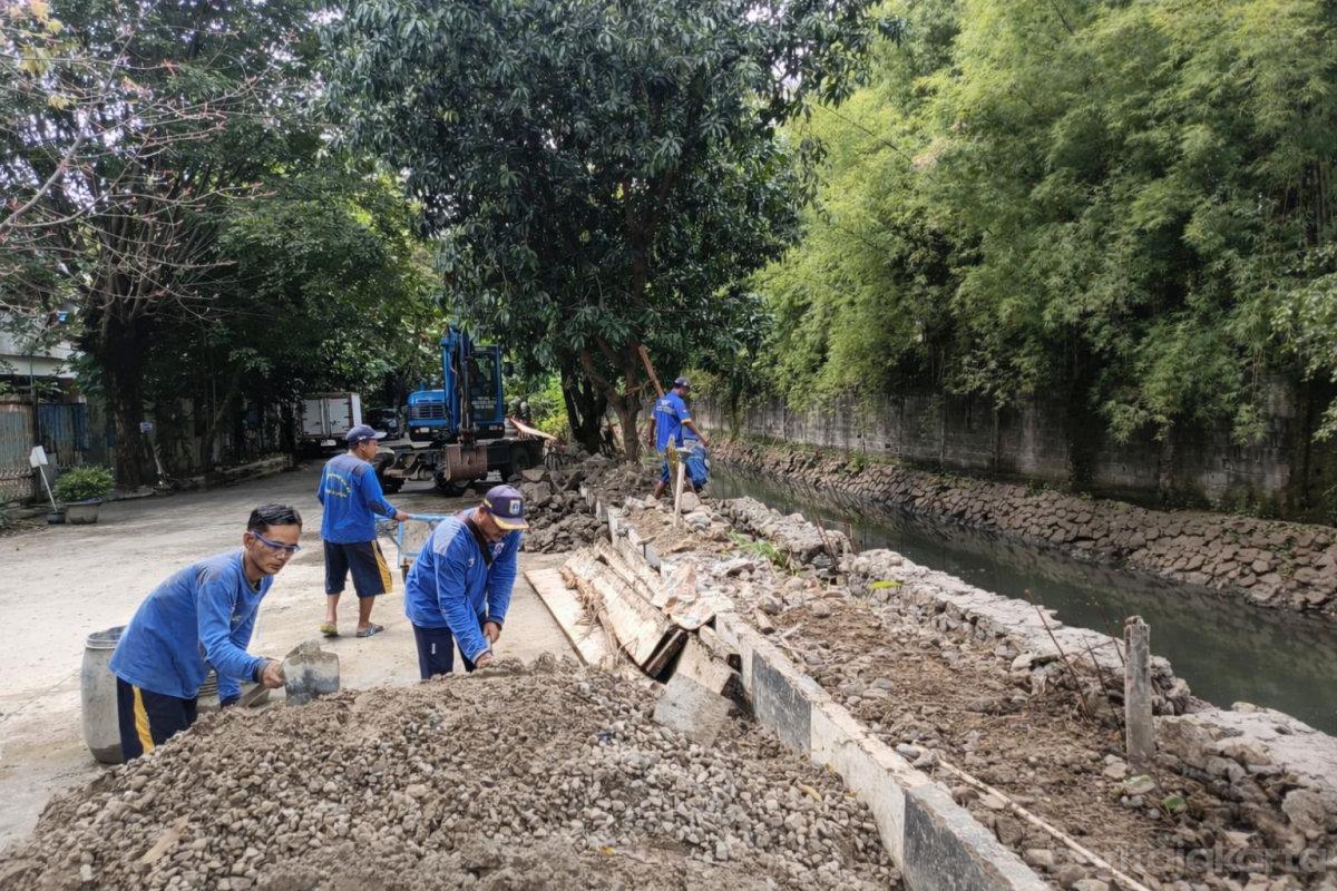 Progres Perbaikan Turap Saluran Penghubung Kelapa Lilin Capai 80 Persen