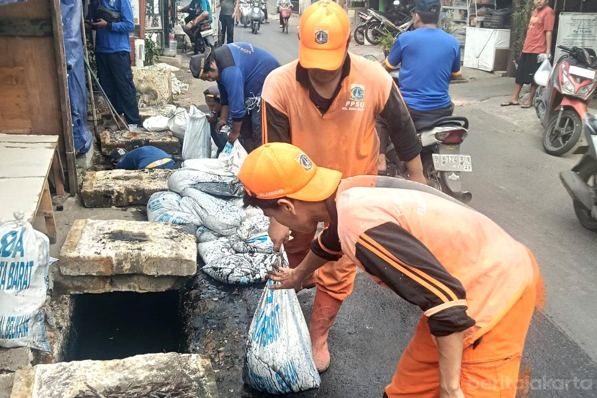 Pengurasan Saluran di Jalan Bojong Raya Ditarget Rampung Pekan Depan