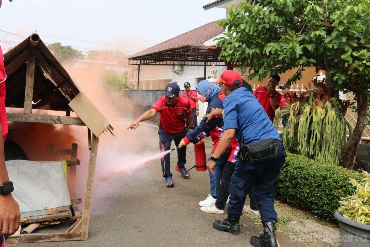 60 Warga RW 04 Kelurahan Jati Ikuti Simulasi Penanggulangan Kebakaran