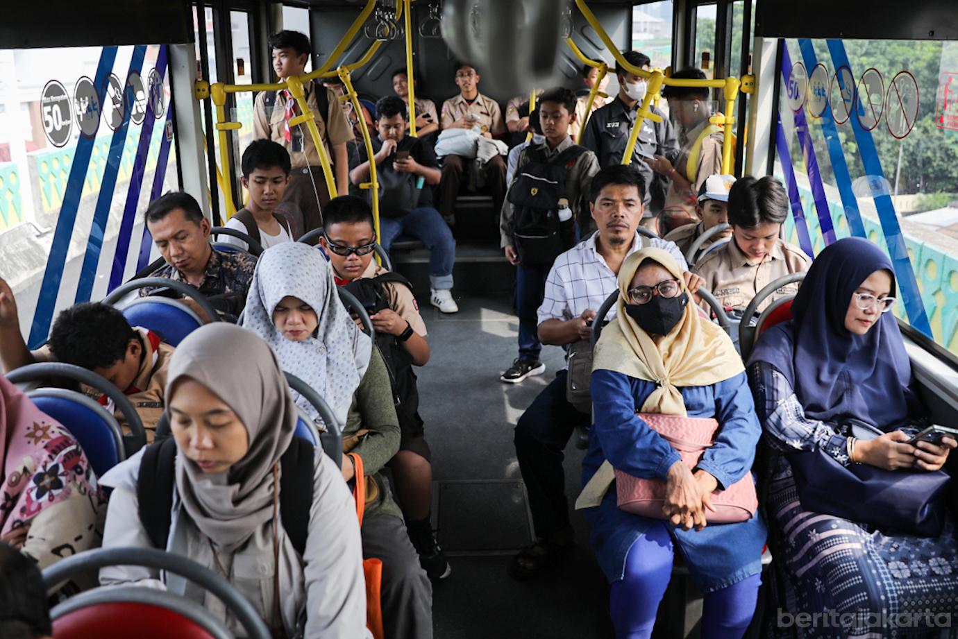 Penumpang transjakarta jati
