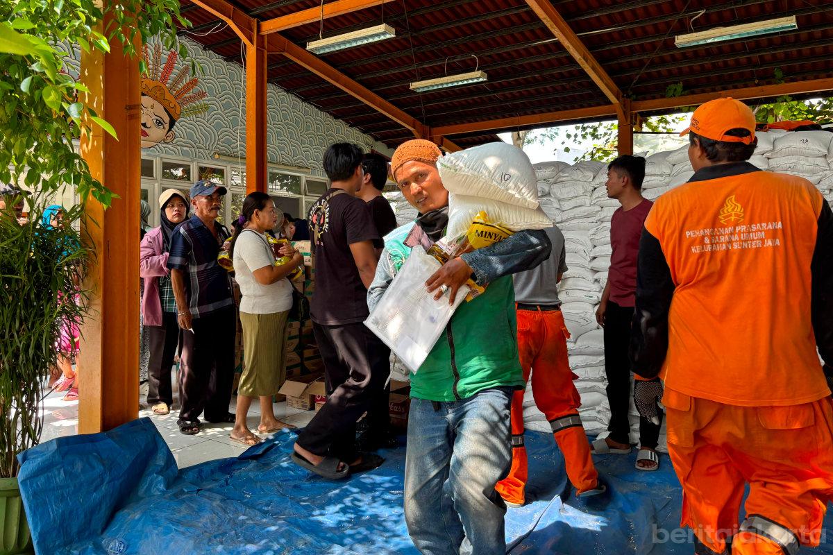 Warga Sunter Jaya Terima Bantuan Pangan