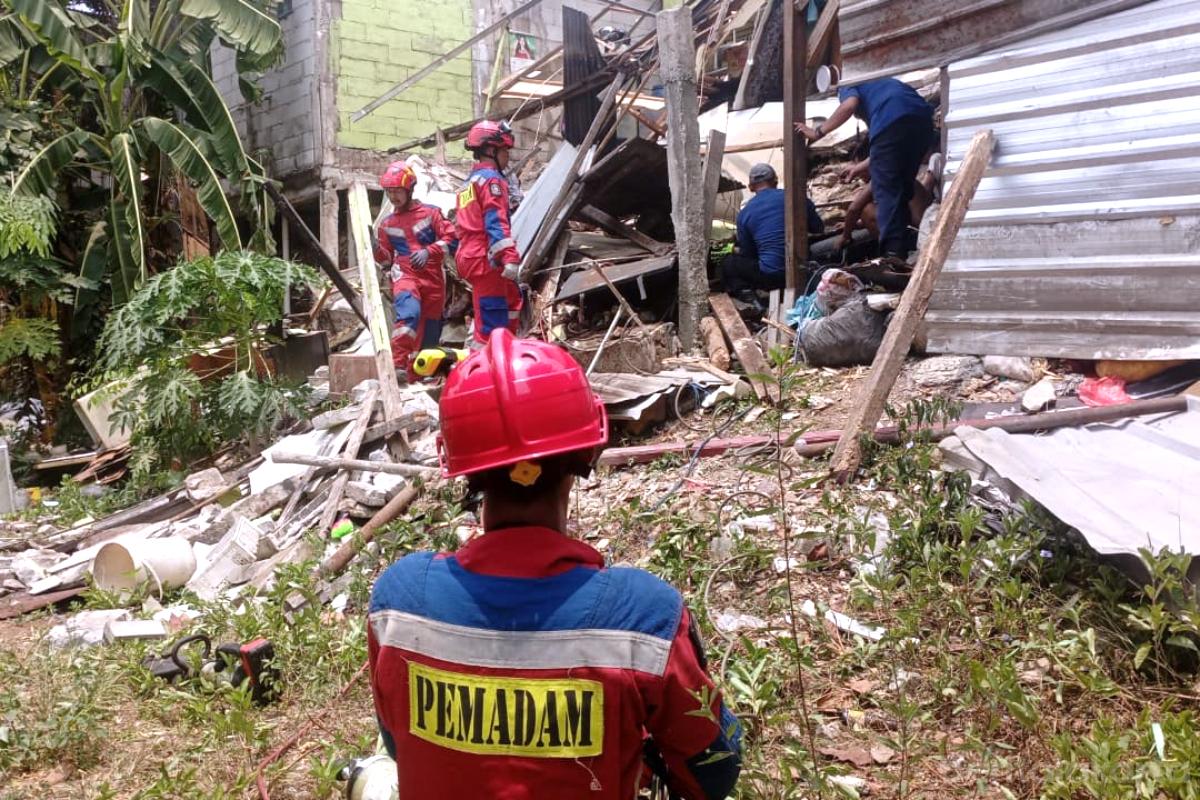 Evakuasi Korban Tertimpa Bangunan Ambruk nurito