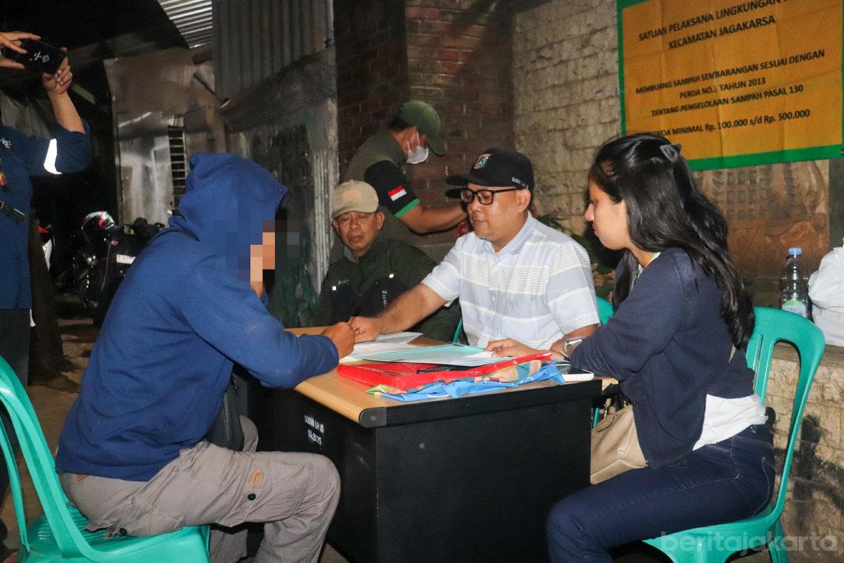 Sudin LH Jaksel Lakukan OTT Pembuang Sampah Sembarangan