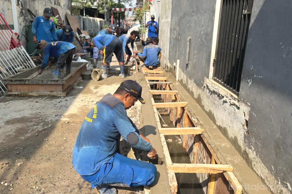 Pasukan Biru Revitalisasi Saluran Air di Jalan Lontar VIII