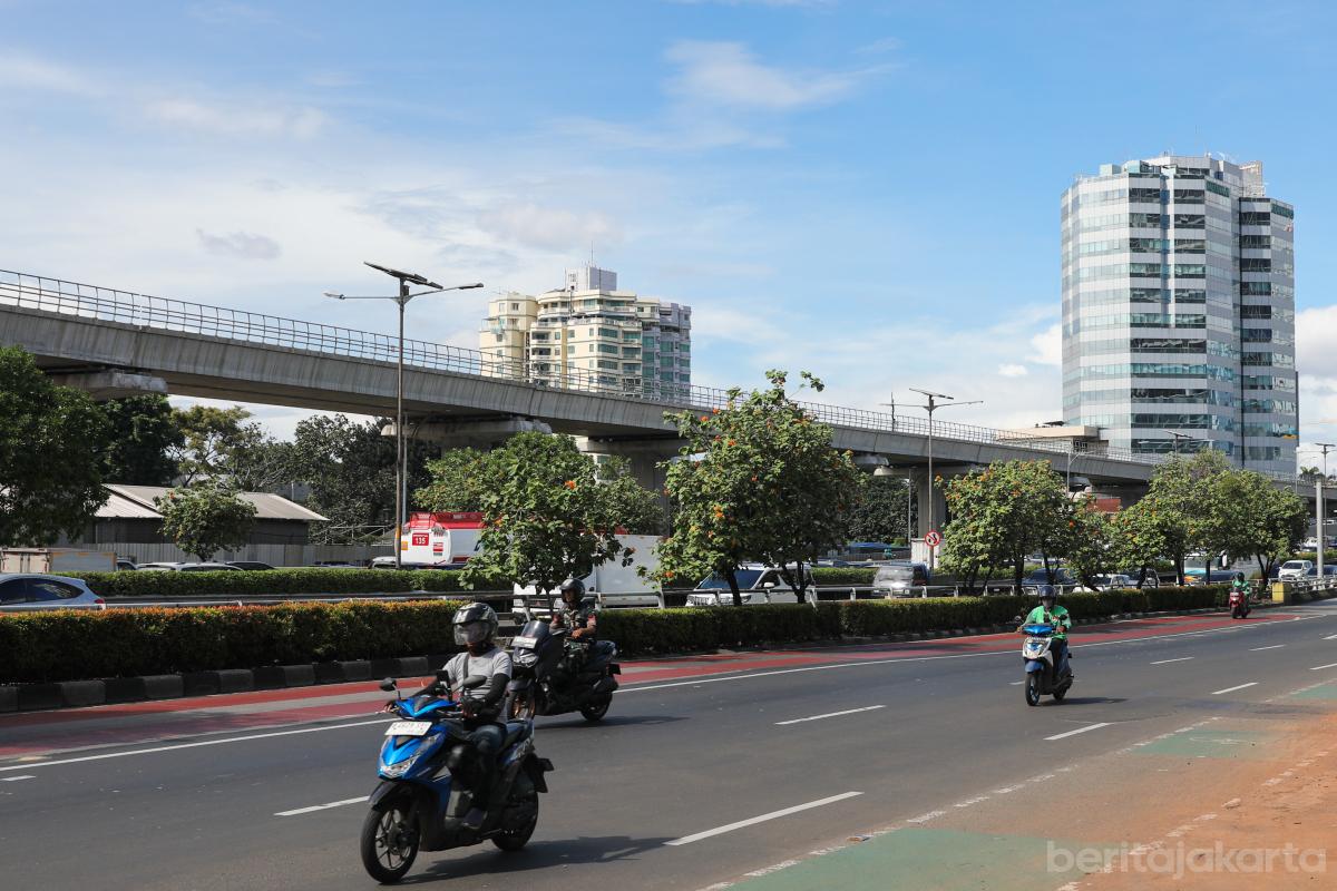 Cuaca cerah langit biru Jakarta 11