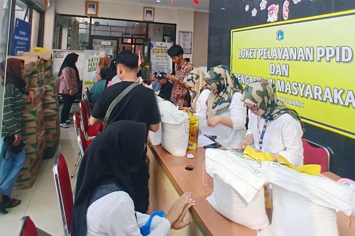 Bantuan Pangan Kelurahan Kayu Manis nur ist