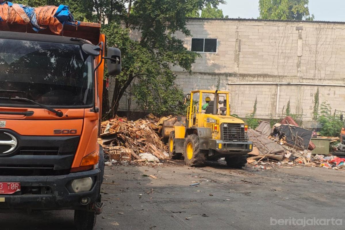 Penanganan Tumpukan Sampah di TPS Terminal Bus Kampung Rambutan Diintensifkan