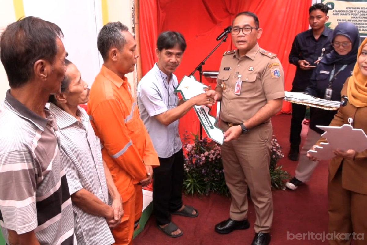 Arifin Serahkan Empat Kunci Rumah Warga Madusela