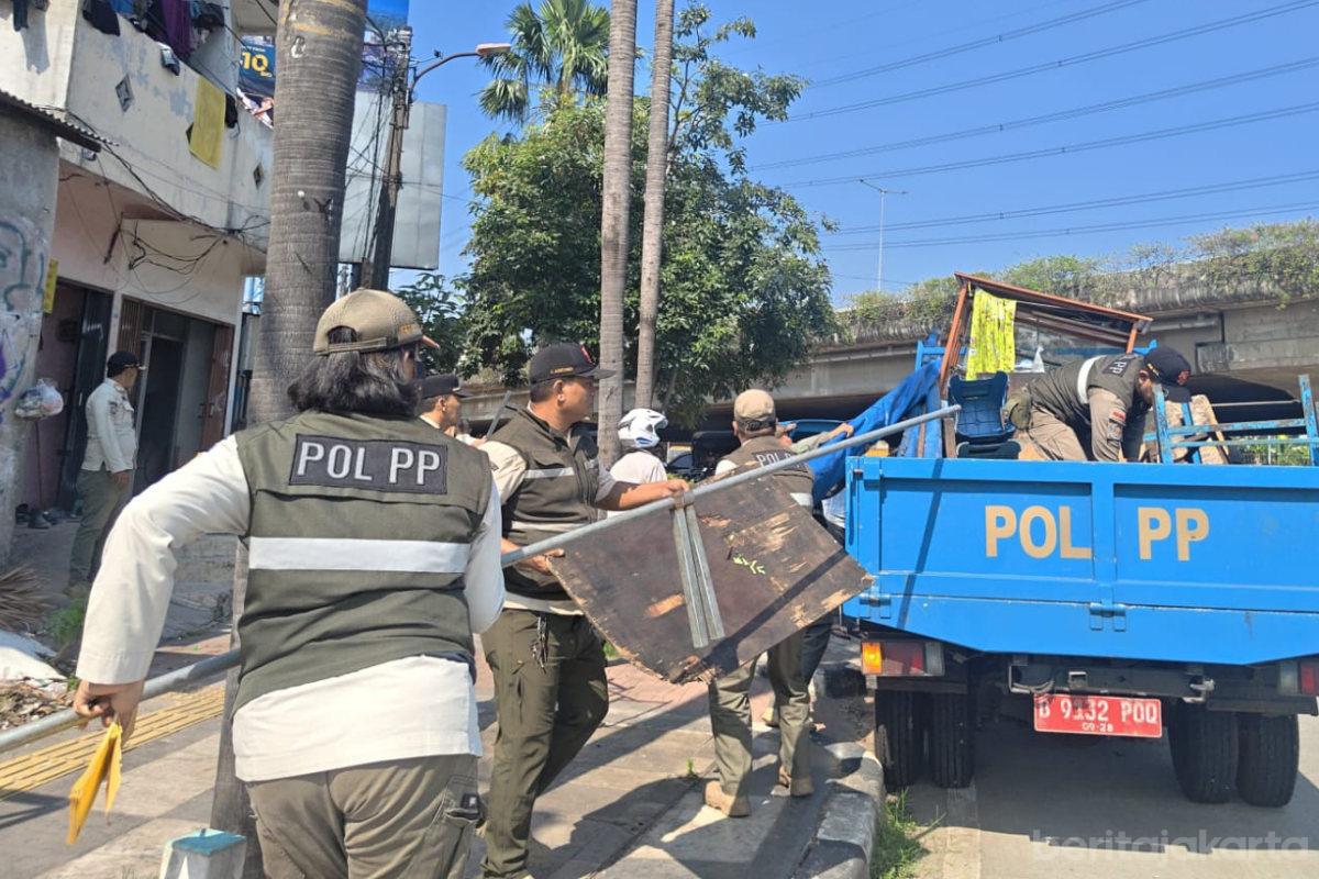 45 Petugas Gabungan Tertibkan PKL dan Parkir Liar di Kembangan