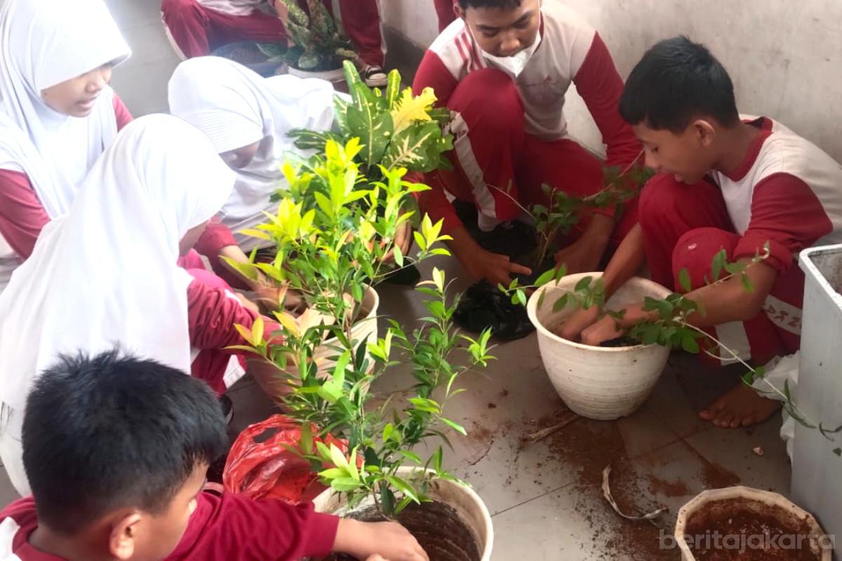 Pelajar SDN Kalisari 05 Belajar Bercocok Tanam