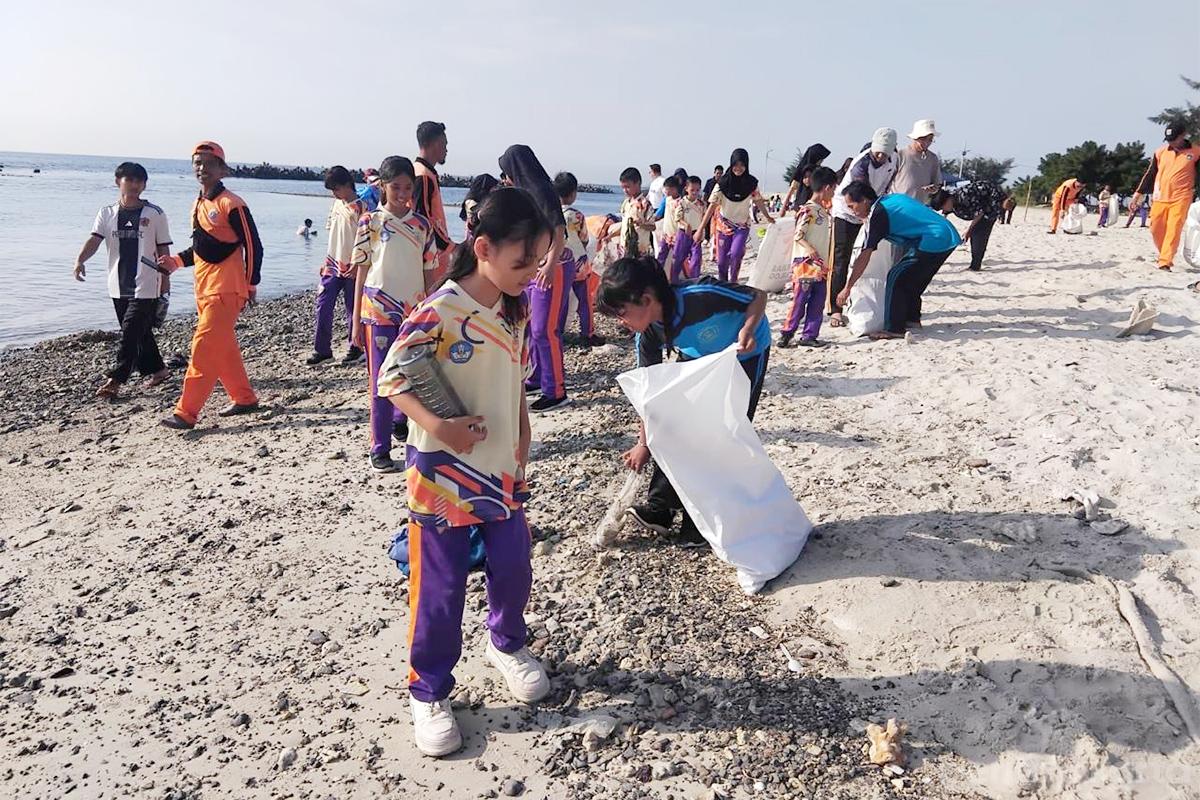 Aksi Bersih Pantai Sakura pelajar anita