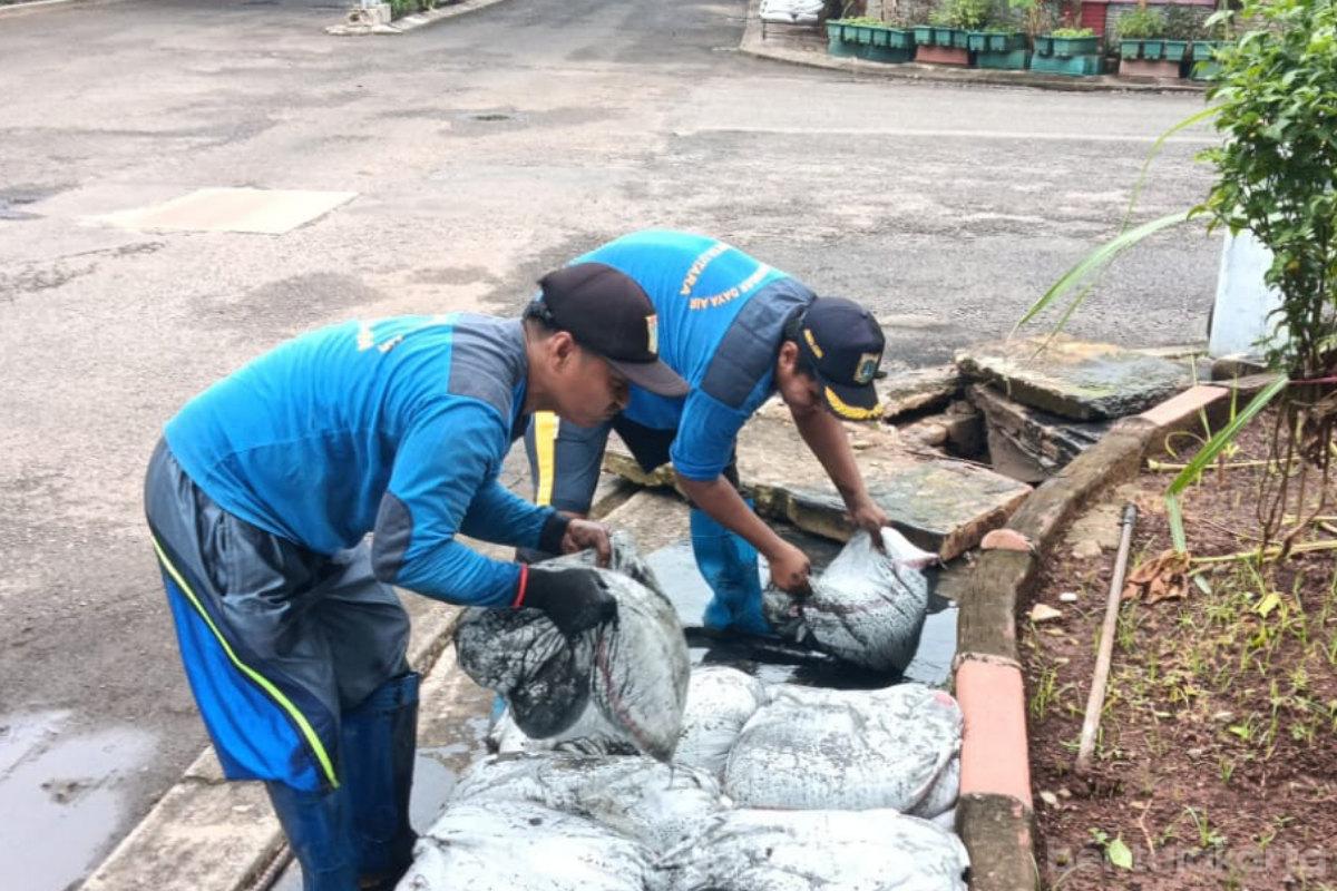 Pasukan Biru Keruk Saluran Air di Jalan Terusan Bandeng Pejagalan