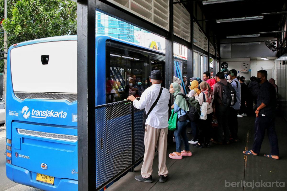 Transjakarta halte koridor13 otoy
