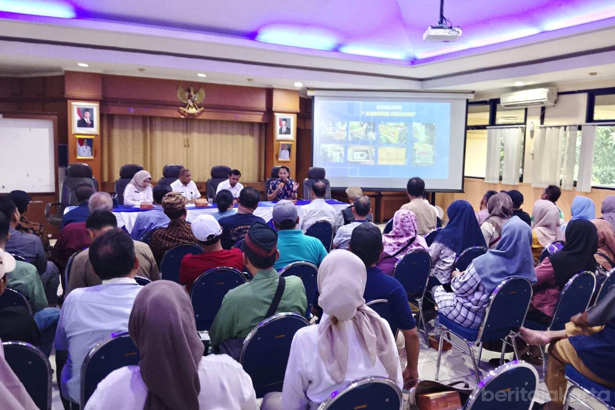 60 Peserta Ikuti Sosialisasi Program Pilah Sampah di Kantor Kelurahan Makasar