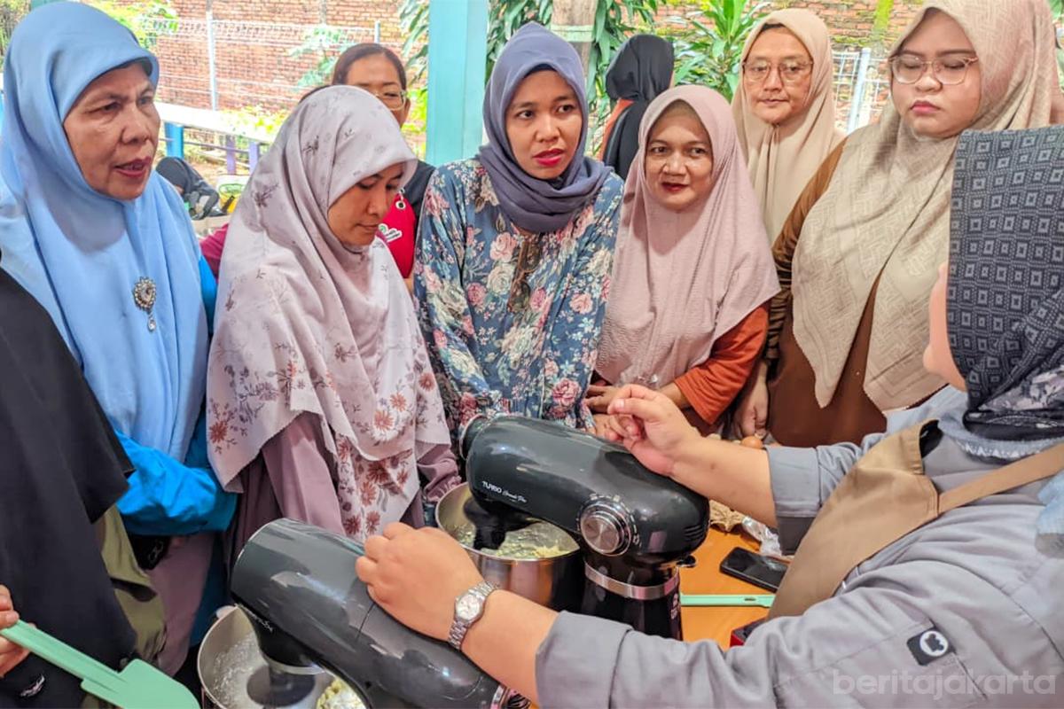 Pelatihan membuat kue RPTRA Mustika Ratu Kramat Jati nur