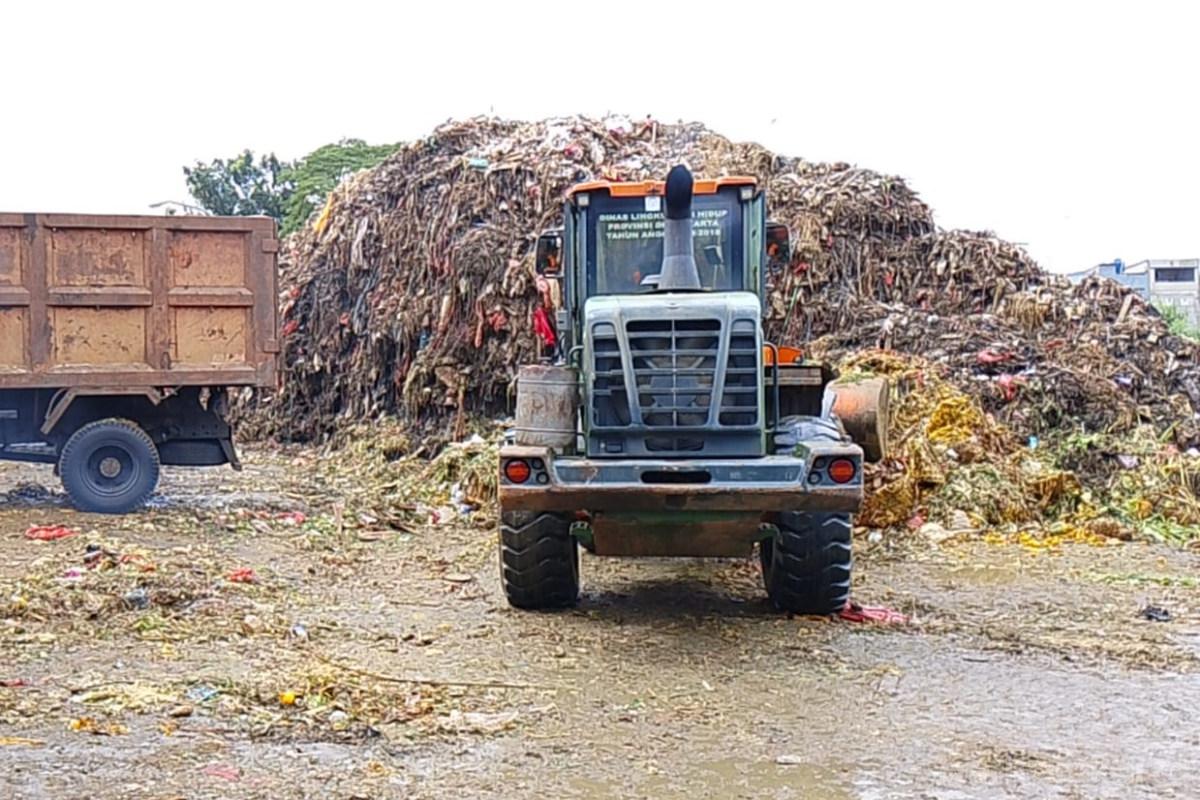 Sampah Berhasil Diangkut dariPasar IndukKramat Jati