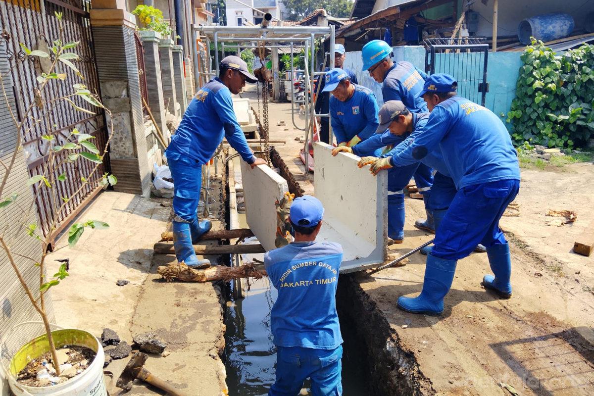 Pasukan Biru Revitalisasi Saluran Air di Jl Subur Susukan