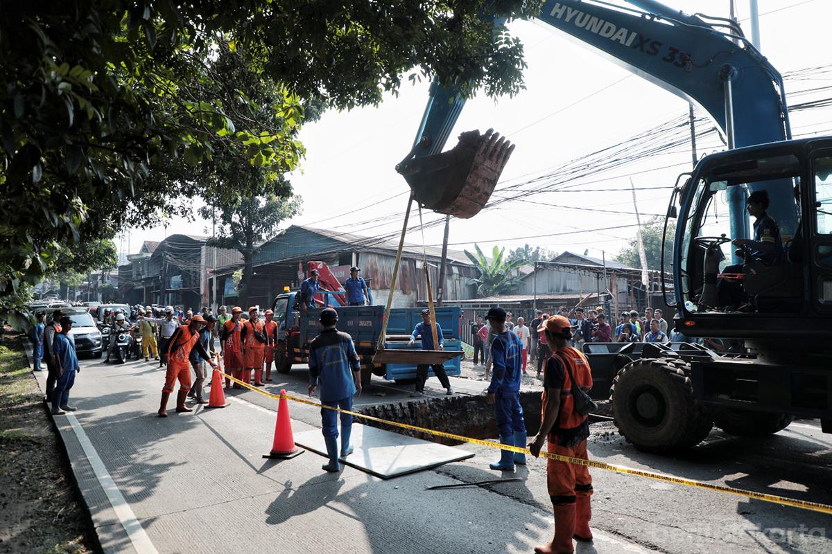 Penanganan Jalan Amblas Lenteng Agung otoy3