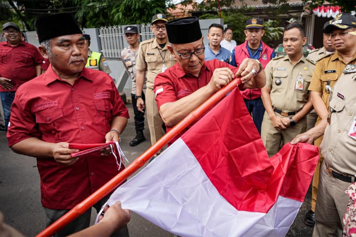 Pembagian bendera jakbar ist