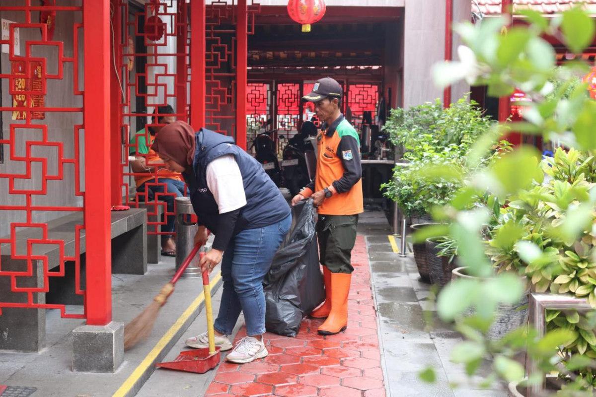 Dinas lh bantu bersih2 vihara ist