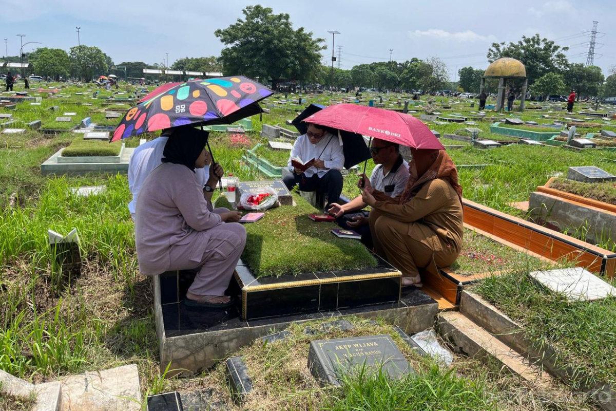 Hari Kedua Lebaran, TPU Semper Dipadati Penziarah