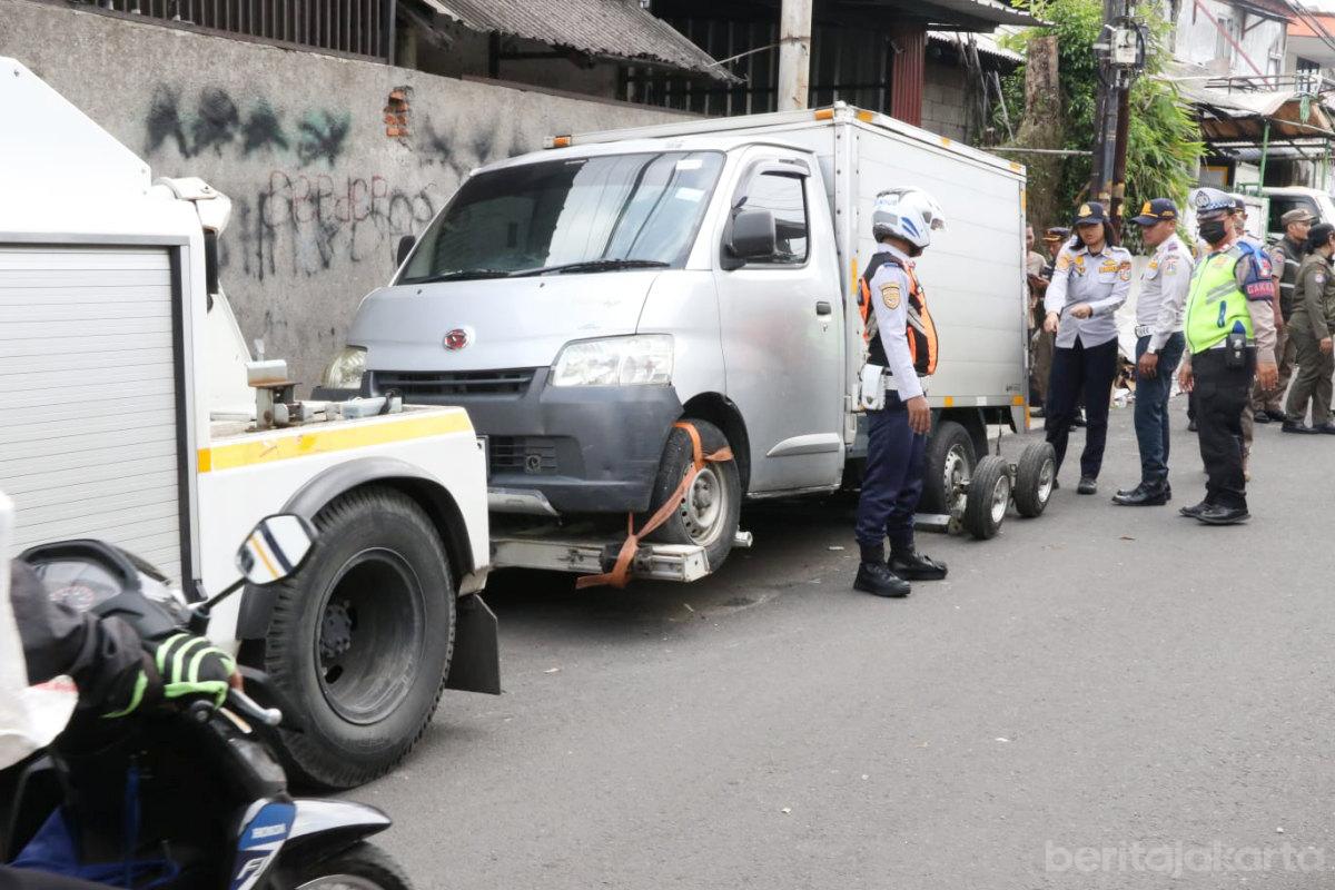 Petugas gabungan penertiban parkir liar