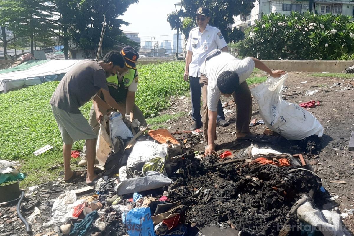 Aparatur kelurahan petamburan awasi pembakaran sampah bantaran KBT budhi