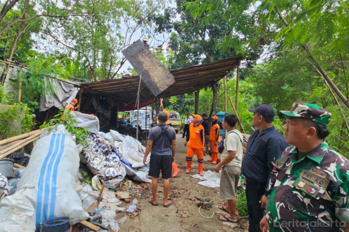 Dua Ton Sampah Diangkut dari Bantaran Kali Pesanggrahan